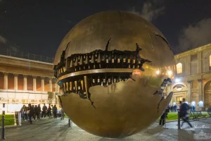 Sfera di Arnaldo Pomodoro at night